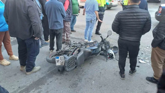 Motosiklet ile otomobil çarpıştı: 1 yaralı