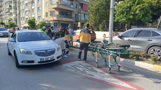Motosiklet ile otomobil çarpıştı: 1 yaralı