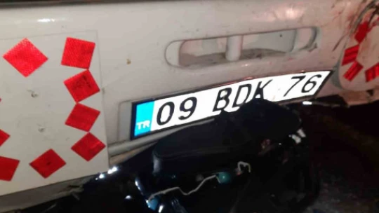 Motosiklet kamyona ok gibi saplandı