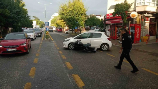 Motosiklet, otomobilin tekerleğine saplandı