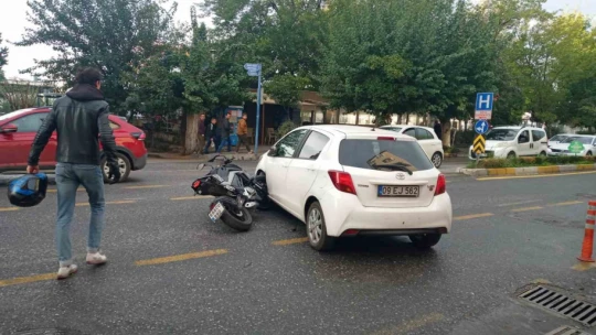 Motosiklet, otomobilin tekerleğine saplandı