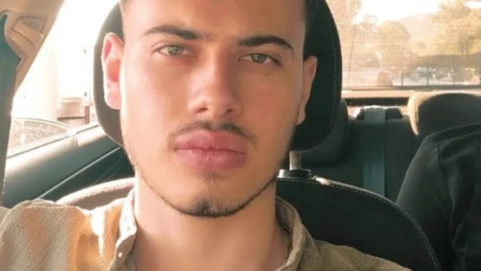 Motosiklet traktöre ok gibi saplandı: 3 ölü