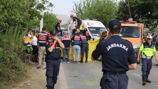 Motosiklet traktöre ok gibi saplandı: 3 ölü