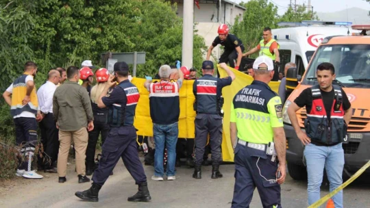 Motosiklet traktöre ok gibi saplandı: 3 ölü