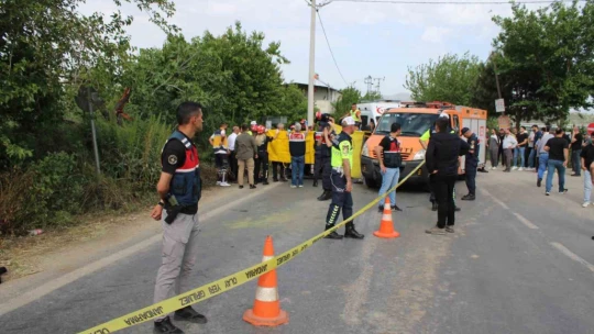 Motosiklet traktöre ok gibi saplandı: 3 ölü