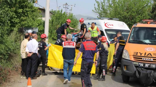 Motosiklet traktöre ok gibi saplandı: 3 ölü