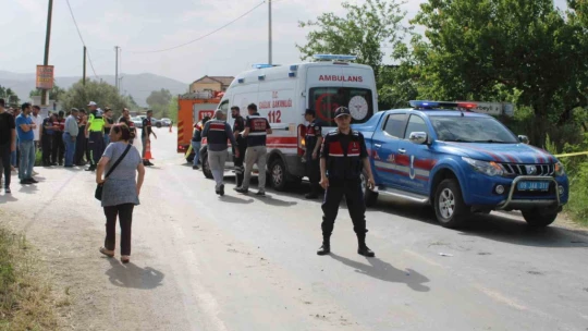 Motosiklet traktöre ok gibi saplandı: 3 ölü