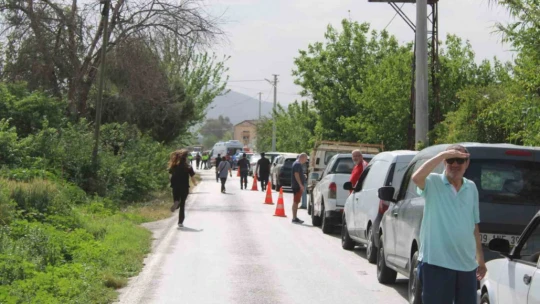 Motosiklet traktöre ok gibi saplandı: 3 ölü