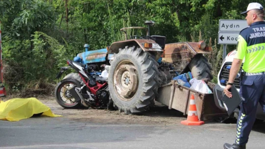 Motosiklet traktöre ok gibi saplandı: 3 ölü