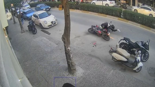 Motosiklet ve çarptığı kız metrelerce sürüklendi
