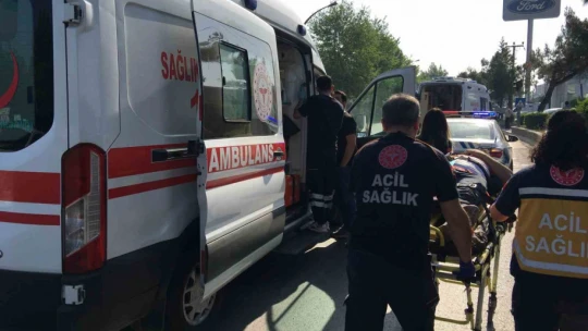 Motosiklet yayaya çarptı: 2 yaralı