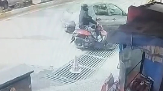 Motosiklete çarpıp kaçtı: Kaza güvenlik kameralarına yansıdı
