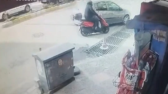 Motosiklete çarpıp kaçtı: Kaza güvenlik kameralarına yansıdı