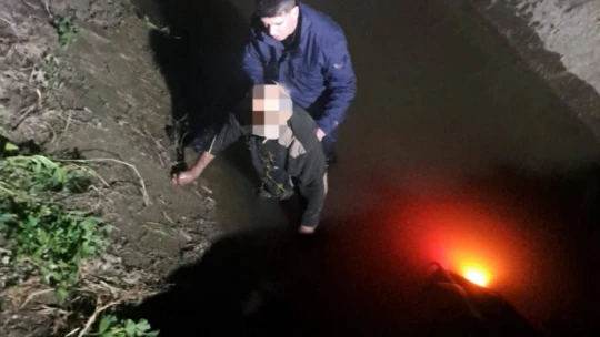 Motosikleti ile kanala düşen şahsı jandarma kurtardı