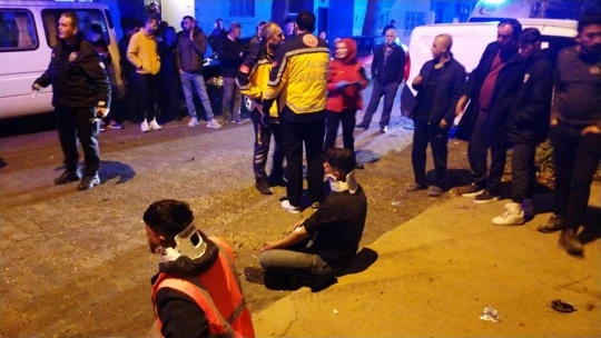 Motosikletle çarpışarak savrulan ticari araç, park halindeki araçlara çarptı: 9 yaralı