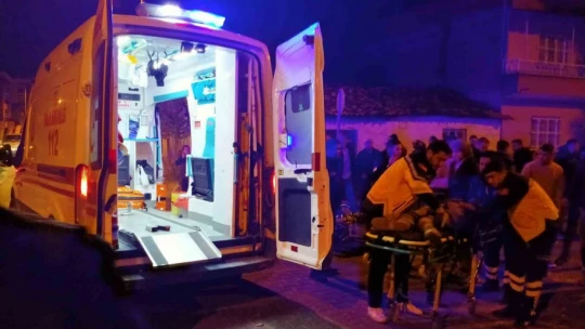 Motosikletle çarpışarak savrulan ticari araç, park halindeki araçlara çarptı: 9 yaralı