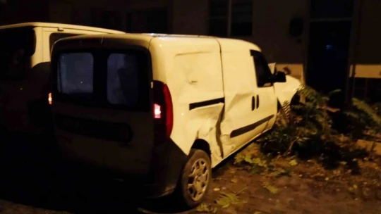 Motosikletle çarpışarak savrulan ticari araç, park halindeki araçlara çarptı: 9 yaralı