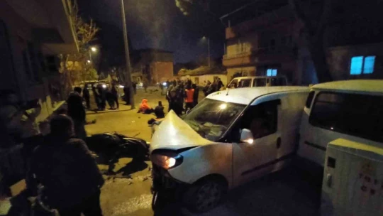 Motosikletle çarpışarak savrulan ticari araç, park halindeki araçlara çarptı: 9 yaralı