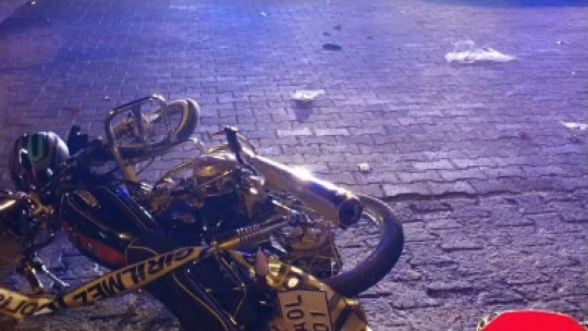 Motosikletle çarpışarak savrulan ticari araç, park halindeki araçlara çarptı: 9 yaralı