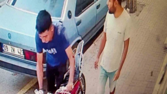 Motosikletten fırlayan genç metrelerce savruldu