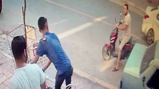 Motosikletten fırlayan genç metrelerce savruldu