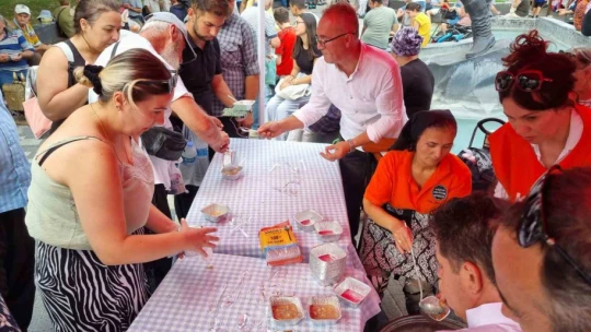 Muğla'da aşure ayı etkinlikleri devam ediyor, pazara gelenlerin ağzı tatlandı