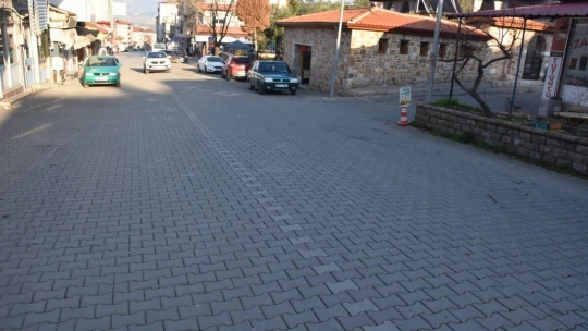 Yaralı köpeğe esnaf ve zabıtadan şefkat eli