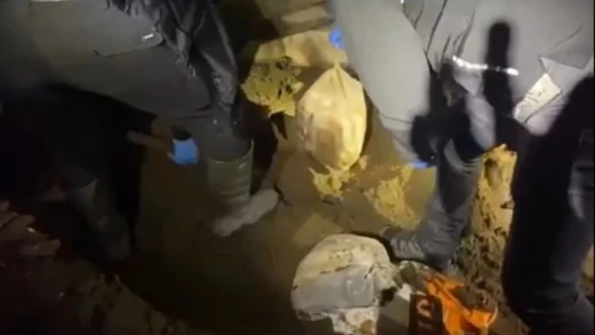 Narkotik ekipleri bağ evinde toprağa gömülü uyuşturucuyu ele geçirdi