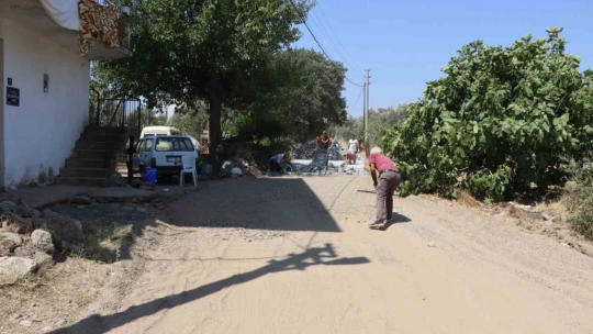 Nazilli Belediyesi Bozyurt'ta yolları yeniliyor