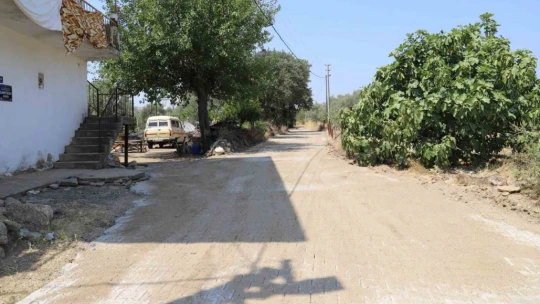 Nazilli Belediyesi Bozyurt'ta yolları yeniliyor