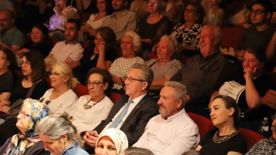 Nazilli Belediyesi Büyükler Tiyatro Grubu gösterisi ilgi gördü