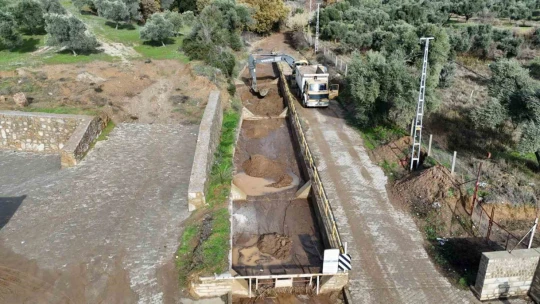Nazilli Belediyesi çökeltme havuzlarında temizlik çalışması yaptı
