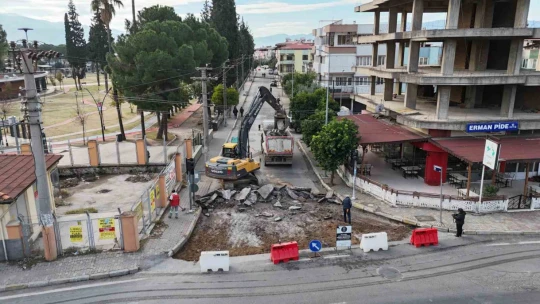 Nazilli Belediyesi ekipleri yol yenileme çalışmalarına devam ediyor