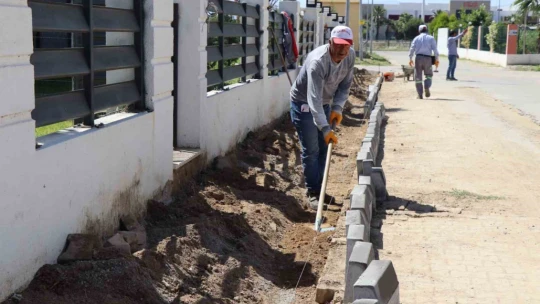 Nazilli Belediyesi İsabeyli'de yol çalışmalarını sürdürüyor