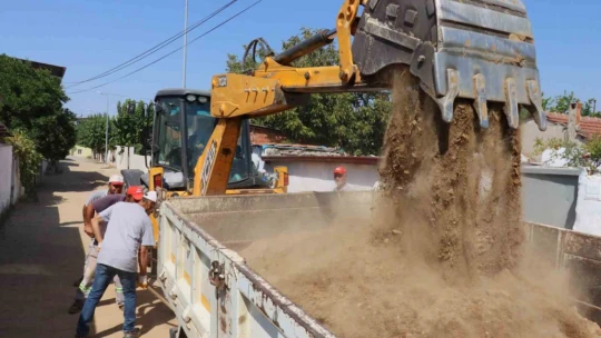 Nazilli Belediyesi İstiklal'de yolları yeniliyor