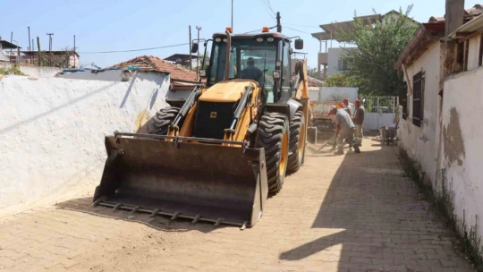 Nazilli Belediyesi İstiklal'de yolları yeniliyor