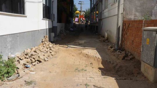 Nazilli Belediyesi İstiklal'de yolları yeniliyor