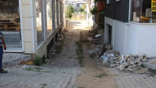 Nazilli Belediyesi İstiklal'de yolları yeniliyor