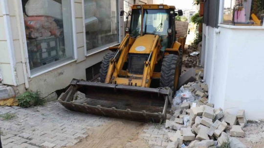 Nazilli Belediyesi İstiklal'de yolları yeniliyor