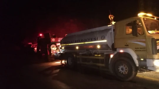 Nazilli Belediyesi Kahvederesi'ndeki yangına müdahale etti