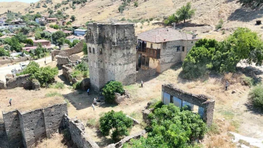 Nazilli Belediyesi'nden Arpaz Kalesi'nde temizlik çalışması
