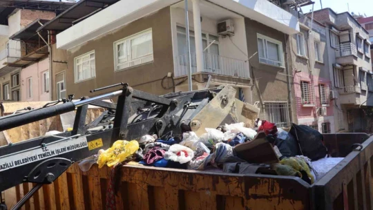 Nazilli Belediyesi'nden çöp eve müdahale