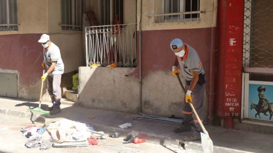 Nazilli Belediyesi'nden çöp eve müdahale