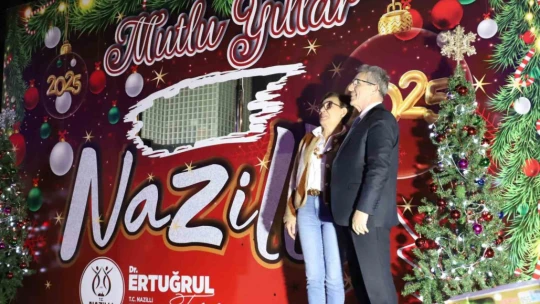 Nazilli Belediyesi'nden Cumhuriyet Meydanı'na özel platform ve ışıklandırma