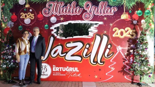 Nazilli Belediyesi'nden Cumhuriyet Meydanı'na özel platform ve ışıklandırma