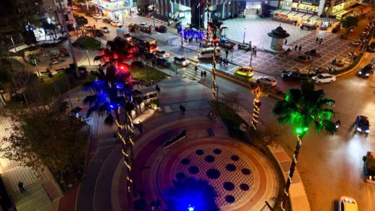 Nazilli Belediyesi'nden Cumhuriyet Meydanı'na özel platform ve ışıklandırma