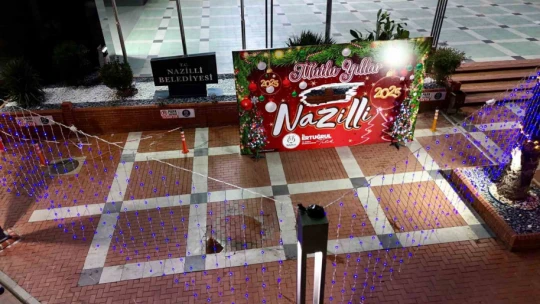 Nazilli Belediyesi'nden Cumhuriyet Meydanı'na özel platform ve ışıklandırma