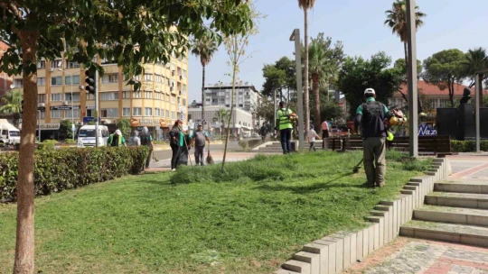 Nazilli Belediyesi'nden meydanda temizlik ve bakım çalışması