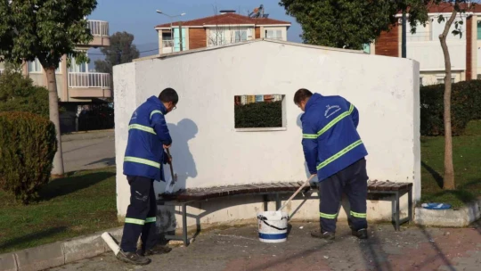 Nazilli Belediyesi'nden parklarda bakım ve ağaç dikim çalışması