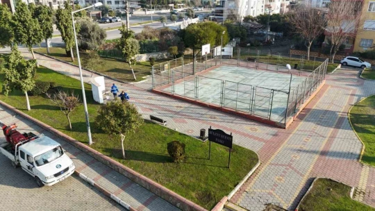 Nazilli Belediyesi'nden parklarda bakım ve ağaç dikim çalışması